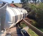 Carreta de combustível tomba na BR-163 entre Guaíra e Mundo Novo