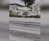 Granizo impressiona moradores e deixa cidade do PR com visual de neve