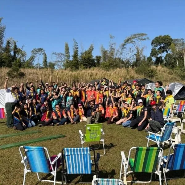 Exército de Guaíra recebe acampamento de crianças de grupos de desbravadores da região