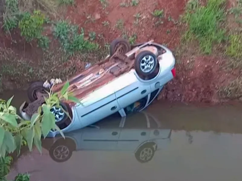 Grave acidente - Carro com idosos cai em córrego em Guaíra