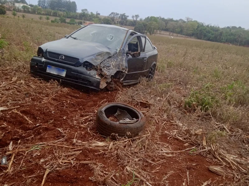 Carro capota no interior de Guaíra e duas pessoas ficam feridas