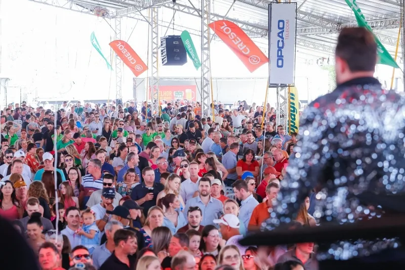 Milhares de pessoas prestigiam a Festa de 33 anos de Mercedes, considerada uma das maiores já realizadas