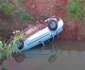 Grave acidente - Carro com idosos cai em córrego em Guaíra