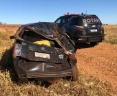 Carro carregado de cigarros capota em Terra Roxa e motorista é preso
