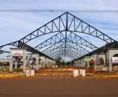 Rua Coberta de Mercedes ganha forma com instalação da estrutura do telhado