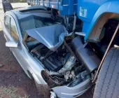Carro colide com caminhão e homem fica ferido na BR-163 em Quatro Pontes