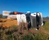 Carreta tomba na BR-163 em Toledo e motorista é preso
