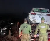 Caminhonete roubada e carregada com cigarros capota em fuga da Polícia em Mercedes