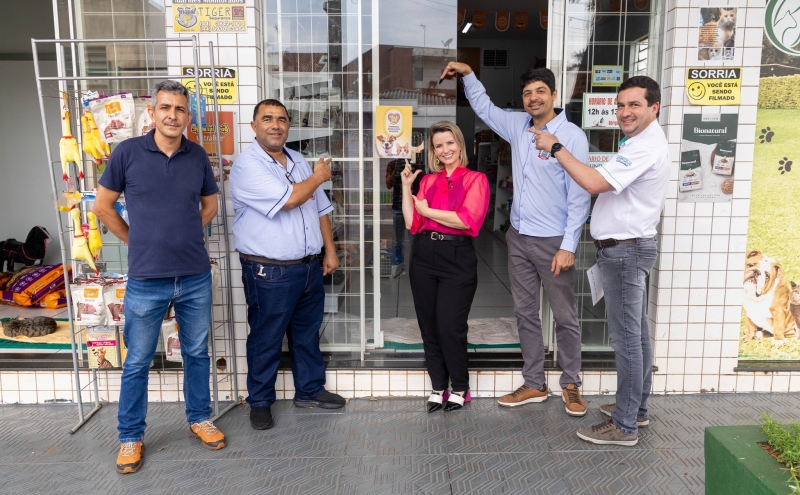Município de Guaíra entrega Selo “Amigo dos Animais” à Veterinária Guaíra