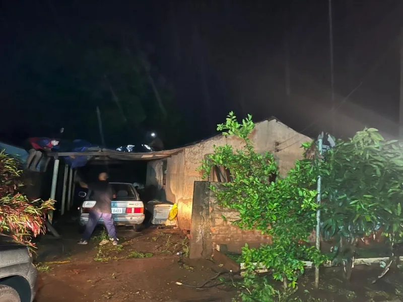 Temporal no fim de semana causa destelhamentos e quedas de árvores em Nova Santa Rosa