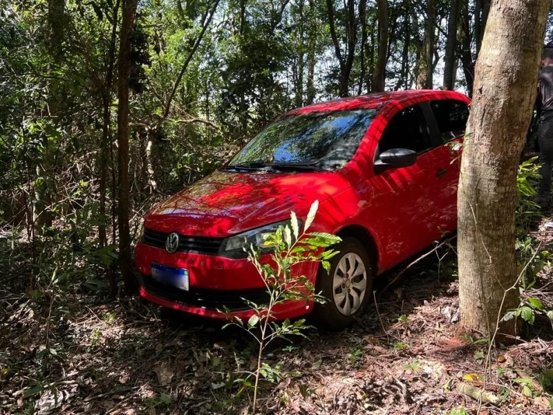 Carro tomado de assalto é localizado em meio a mata, em Guaíra
