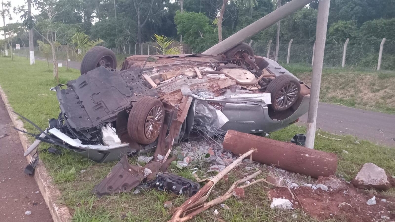 Carro brasileiro capota e atinge poste em avenida de Salto del Guairá - Paraguai