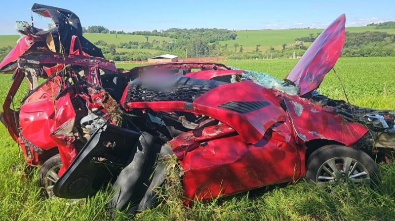 Carro fica destruído após bater em árvore e capotar na BR-163 em Toledo