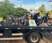 Casal é preso em Mercedes com 550 kg de drogas, arma e três motos furtadas