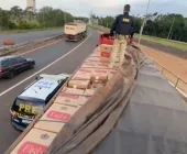 PRF apreende carreta com 450 mil maços de cigarros em Guaíra