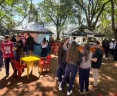 Alunos do Leonilda Papen realizam Feirinha do Empreendedor na Praça de Mercedes