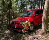Carro tomado de assalto é localizado em meio a mata, em Guaíra