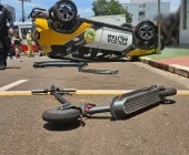 Viatura da PM capota após colisão no Centro de Toledo e atinge jovem em patinete