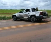 Caminhonete capota após batida com carro em rodovia de Toledo