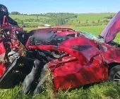 Carro fica destruído após bater em árvore e capotar na BR-163 em Toledo