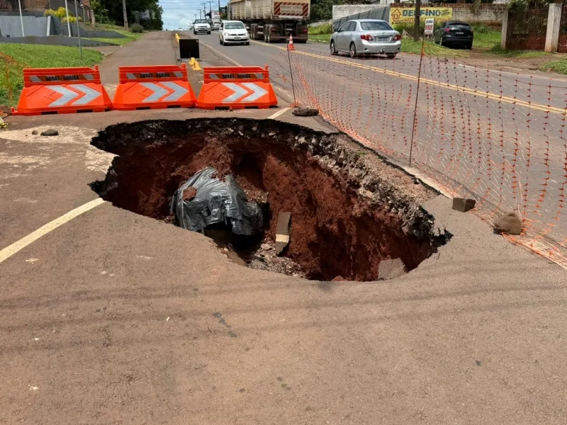 Chuvas formam cratera na Rua Osvaldo Cruz (BR-163) em Guaíra