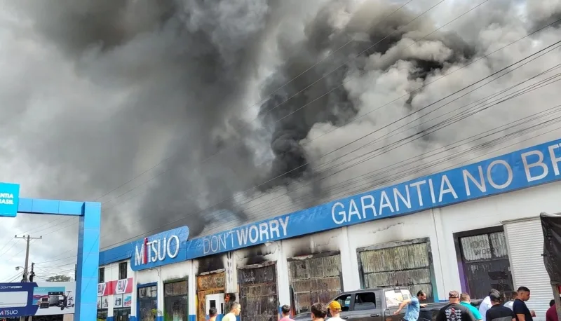 Incêndio em loja no Paraguai segue forte e destriu milhares de produtos