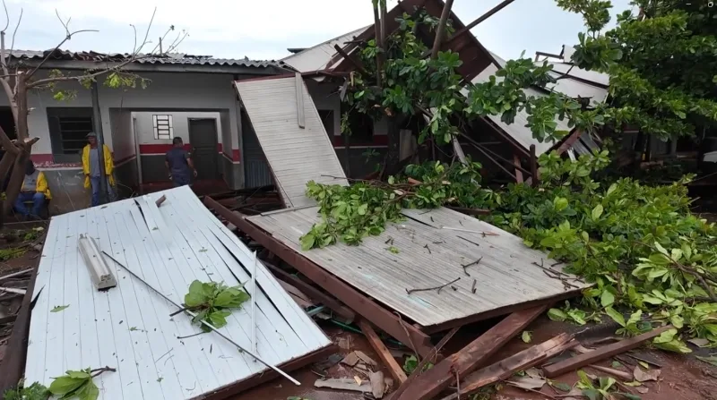 Temporal derruba árvores e arranca telhado de prédio municipal em Mundo Novo