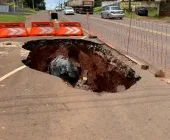 Chuvas formam cratera na Rua Osvaldo Cruz (BR-163) em Guaíra