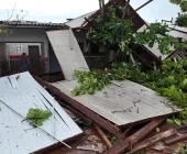Temporal derruba árvores e arranca telhado de prédio municipal em Mundo Novo