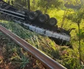 Carreta tomba na BR-163 em Mercedes e condutor fica ferido