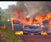 Carro pega fogo próximo à ponte do Rio Piquiri; mãe e filha saem ilesas