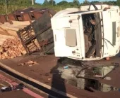Caminhão com madeira tomba próximo ao Portal de Marechal Rondon