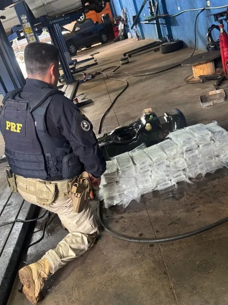 PRF de Guaíra apreende veículo com carga de cocaína no tanque de combustível em Palotina