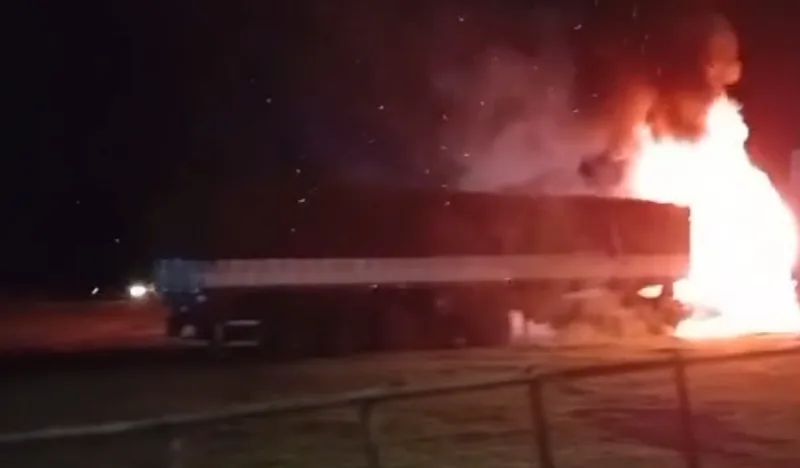 Carreta fica destruída após pegar fogo na BR-163 próximo ao acesso ao Paraguai
