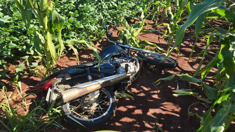 PM de Mercedes localiza moto furtada em meio a milharal