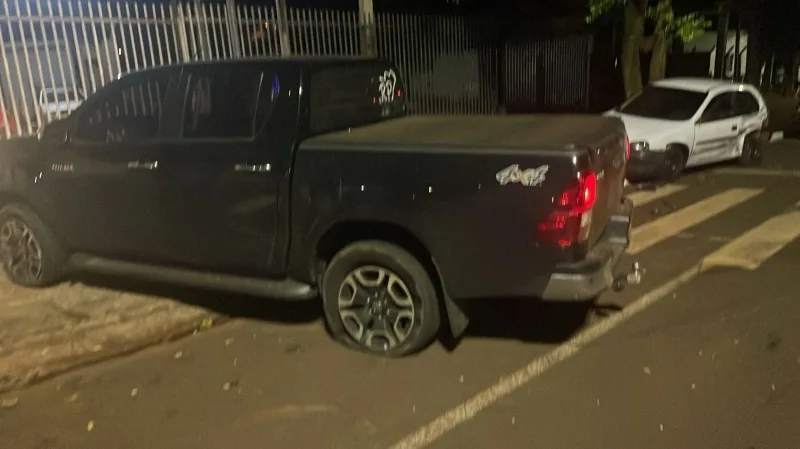 Fuga de Hilux furtada termina em acidente e prisão em Guaíra