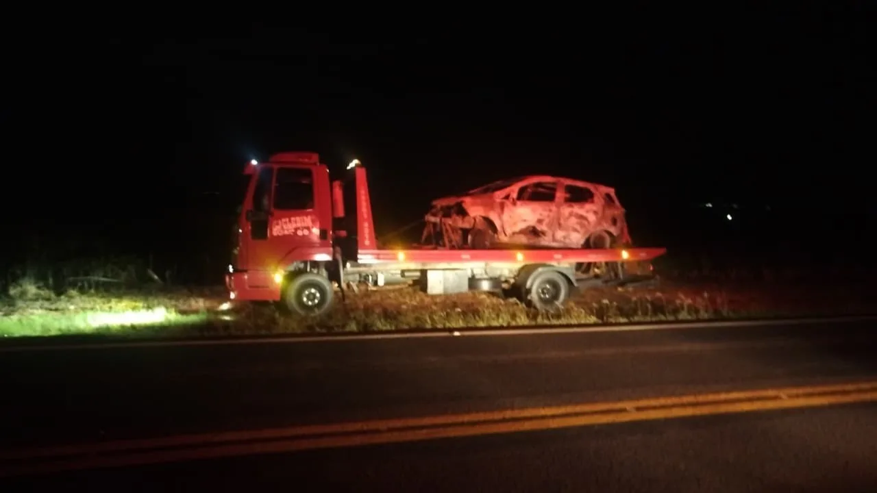 Carro de Mundo Novo é destruído por incêndio PR-364 entre Terra Roxa e Palotina