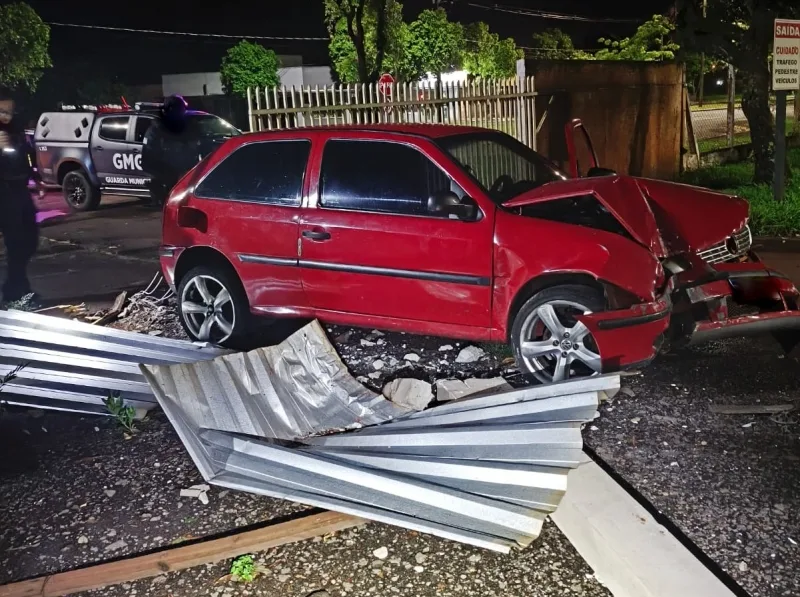 Mulher é presa após colidir carro contra portão do Centro Administrativo em Guaíra