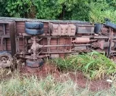 Caminhão sai da pista e tomba na BR-163 entre Toledo e Marechal
