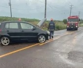 Carro colide em barranco em Quatro Pontes e mulher fica ferida