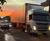 Carreta enrosca em fios de energia e interdita rua em Mercedes