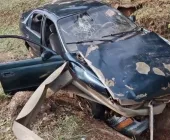 Carro capota na entrada do Paraguai