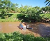 Mulher morre após carro paraguaio com crianças cair dentro de rio em Toledo