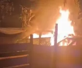 Carro é destruído por incêndio em Guaíra