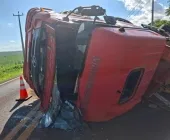 Caminhão tomba na PR-364 entre Terra Roxa e  Palotina e motorista fica ferido