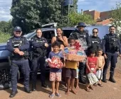 Guarda Municipal de Guaíra atende pedido de cartinha de Natal e presenteia menino