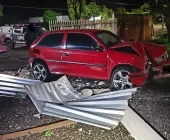 Mulher é presa após colidir carro contra portão do Centro Administrativo em Guaíra