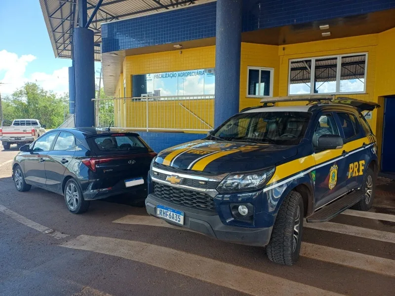 PRF recupera carro furtado e prende dois homens em Guaíra