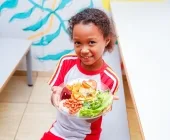 Mercedes transforma produção local em referência de alimentação escolar