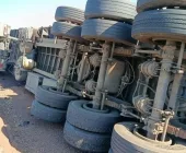 Carreta tomba na BR-163 em Toledo após motorista cochilar ao volante